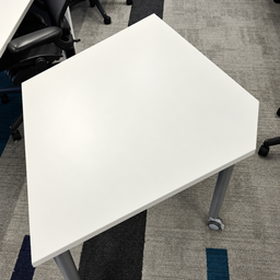 [#C4-16] Pentagon Table
White MFC top
Silver 4-legs base on castors 