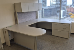 [#E7-1] U-Shaped Office Suite with overhead hutch