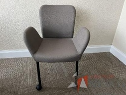 [#B8-2] Silla de visita con ruedas, asiento y respaldo en tela color gris  