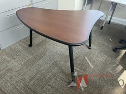 [#C3-4] Mesa de trabajo con 3 patas metálicas y cubierta color café 