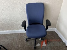 [#B13-5] Silla con ruedas, descansabrazos, asiento  y respaldo en tela color azul 