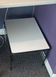 [#C11-105] Side table with metal basket | Mesa auxiliar con cesta de metal