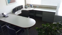 [#E8-124] Desk, U-shape, with filing cabinet | Escritorio, en forma de U, con archivador