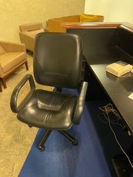 [#B13-44] BLACK LEATHER TASK CHAIR W/ ARMS